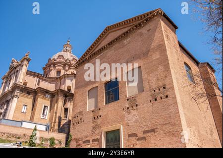 Rom, Italien - 13. August 2024: Ruinen des Senatsgebäudes in den Foren Romanum. Stockfoto