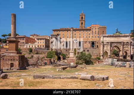 Rom, Italien - 13. August 2024: Ruinen von Gebäuden in den Foren Romanum. Stockfoto