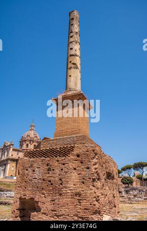 Rom, Italien - 13. August 2024: Ruinen der Basis der Decennalia in den Foren Romanum. Stockfoto
