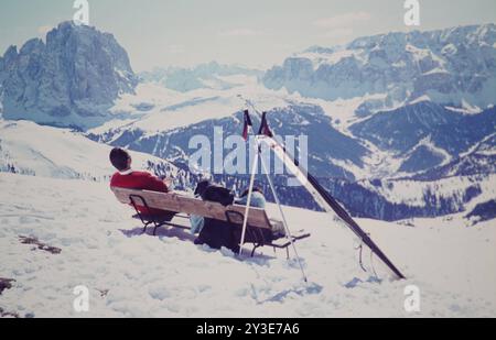 Skifahrer GER, 20240101, Aufnahme ca. 1966, Skifahrer in den Alpen *** Skier GER, 20240101, Foto ca. 1966, Skier in den Alpen Stockfoto