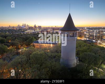 Minneapolis, Minnesota, USA im Witch's hat Water Tower in der Abenddämmerung. Stockfoto