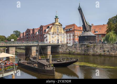 11. August 2024, Niedersachsen, Lüneburg: Blick vom Stintmarkt über die Ilmenau zum Alten Krane im Lüneburger Hafen. Foto: Markus Scholz/dpa Stockfoto