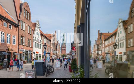 11. August 2024, Niedersachsen, Lüneburg: Blick von der Grapengießerstraße zur Kirche St. Johannis. Foto: Markus Scholz/dpa Stockfoto