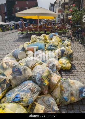 11. August 2024, Niedersachsen, Lüneburg: Leichte Verpackungen aus der Küche eines Restaurants warten darauf, in gelben Taschen abgeholt zu werden. Foto: Markus Scholz/dpa Stockfoto