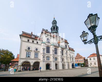 11. August 2024, Niedersachsen, Lüneburg: Blick über den Marktplatz zum Lüneburger Rathaus. Foto: Markus Scholz/dpa Stockfoto