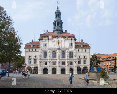 11. August 2024, Niedersachsen, Lüneburg: Blick über den Marktplatz zum Lüneburger Rathaus. Foto: Markus Scholz/dpa Stockfoto