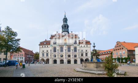 11. August 2024, Niedersachsen, Lüneburg: Blick über den Marktplatz zum Lüneburger Rathaus. Foto: Markus Scholz/dpa Stockfoto