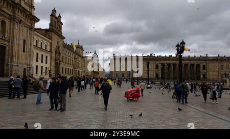 Bogota, Kolumbien. 28. 8. 2024. Kolumbianer füttern die Tauben auf der Plaza Simon Bolivar, vor der Kirche. Foto: José Bula Urrutia Stockfoto