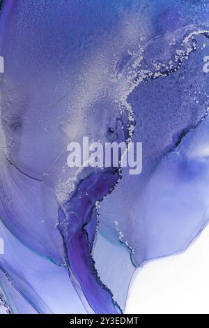 Abstrakte blaue und lila fließende Kunst mit glatten Texturen und sanften Verläufen, ideal für moderne Einrichtung in einer Küstenlandschaft Stockfoto