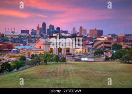 Kansas City, Missouri, USA. Luftbild der Skyline von Kansas City bei Sonnenuntergang im Herbst. Stockfoto