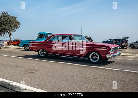 Gulfport, MS - 04. Oktober 2023: Weitwinkel-Seitenansicht eines Ford Falcon Futura 2-türigen Hardtops aus dem Jahr 1964 auf einer lokalen Autoshow. Stockfoto