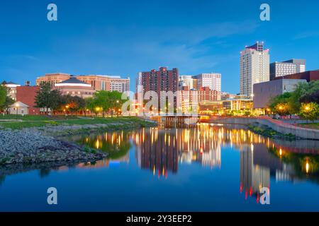 Rochester, Minnesota, USA, Stadtbild am Zumbro River zur blauen Stunde. Stockfoto