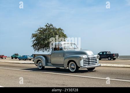 Gulfport, MS - 04. Oktober 2023: Weitwinkelansicht eines Pickup-Trucks von 1953 Chevrolet 3100 auf einer lokalen Autoshow. Stockfoto