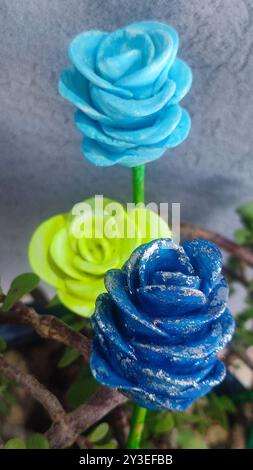 Grüne blaue Rose, künstliche Blumen auf einem Stock, Kunsthandwerk, selbstgemachte Objekt Souvenir Geschenk Dekoration. Hochwertige Fotos Stockfoto