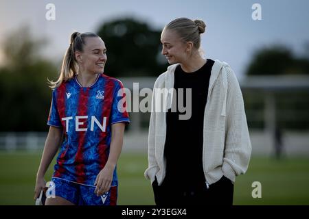 LONDON, ENGLAND – 12. SEPTEMBER: Josie Green, Elise Hughes von Crystal Palace FC Women während des Freundschaftsspiels zwischen Crystal Pala Stockfoto