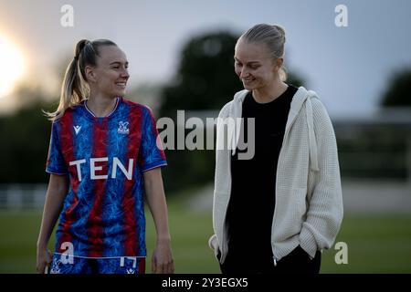 LONDON, ENGLAND – 12. SEPTEMBER: Josie Green, Elise Hughes von Crystal Palace FC Women während des Freundschaftsspiels zwischen Crystal Pala Stockfoto