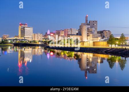 Rochester, Minnesota, USA, Stadtbild am Zumbro River zur blauen Stunde. Stockfoto