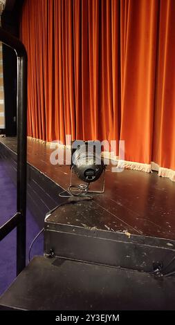 Theaterbühne, roter Vorhang, Lampe, Fußlichter, Raum, Objekte im Innenraum. Hochwertige Fotos Stockfoto