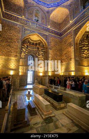 Samarkand, Usbekistan - 9. Mai 2019: Innenansicht der östlichen Muster der Gur-Amir-Palastmauer in Samarkand Stockfoto