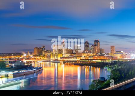 Die Skyline der Innenstadt von Saint Paul, Minnesota, USA am Mississippi River in der Abenddämmerung. Stockfoto