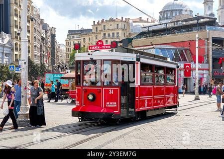 Istanbul, Türkei - 2. September 2024: Die historische rote Straßenbahn auf dem Taksim-Platz in Istanbul ist ein Symbol der Stadt und eine beliebte Attraktion für Touristen. Sie verbindet den Taksim-Platz mit dem Tünel und spiegelt den Charme von Istanbul wider *** die historische rote Straßenbahn auf dem Taksim-Platz in Istanbul ist ein Symbol der Stadt und eine beliebte Attraktion für Touristen. Sie verbindet den Taksim-Platz mit dem Tünel und spiegelt den Charme Istanbuls wider Stockfoto