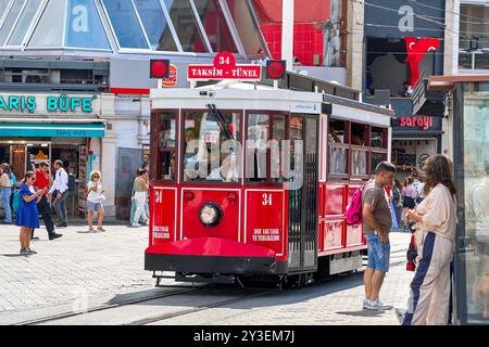 Istanbul, Türkei - 2. September 2024: Die historische rote Straßenbahn auf dem Taksim-Platz in Istanbul ist ein Symbol der Stadt und eine beliebte Attraktion für Touristen. Sie verbindet den Taksim-Platz mit dem Tünel und spiegelt den Charme von Istanbul wider *** die historische rote Straßenbahn auf dem Taksim-Platz in Istanbul ist ein Symbol der Stadt und eine beliebte Attraktion für Touristen. Sie verbindet den Taksim-Platz mit dem Tünel und spiegelt den Charme Istanbuls wider Stockfoto