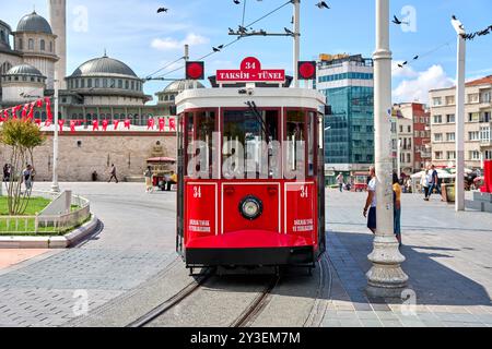 Istanbul, Türkei - 2. September 2024: Die historische rote Straßenbahn auf dem Taksim-Platz in Istanbul ist ein Symbol der Stadt und eine beliebte Attraktion für Touristen. Sie verbindet den Taksim-Platz mit dem Tünel und spiegelt den Charme von Istanbul wider *** die historische rote Straßenbahn auf dem Taksim-Platz in Istanbul ist ein Symbol der Stadt und eine beliebte Attraktion für Touristen. Sie verbindet den Taksim-Platz mit dem Tünel und spiegelt den Charme Istanbuls wider Stockfoto