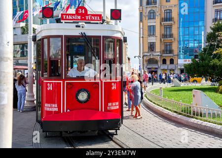 Istanbul, Türkei - 2. September 2024: Die historische rote Straßenbahn auf dem Taksim-Platz in Istanbul ist ein Symbol der Stadt und eine beliebte Attraktion für Touristen. Sie verbindet den Taksim-Platz mit dem Tünel und spiegelt den Charme von Istanbul wider *** die historische rote Straßenbahn auf dem Taksim-Platz in Istanbul ist ein Symbol der Stadt und eine beliebte Attraktion für Touristen. Sie verbindet den Taksim-Platz mit dem Tünel und spiegelt den Charme Istanbuls wider Stockfoto