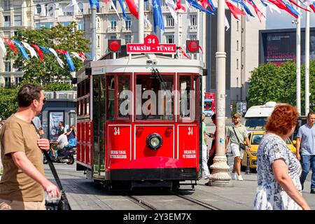 Istanbul, Türkei - 2. September 2024: Die historische rote Straßenbahn auf dem Taksim-Platz in Istanbul ist ein Symbol der Stadt und eine beliebte Attraktion für Touristen. Sie verbindet den Taksim-Platz mit dem Tünel und spiegelt den Charme von Istanbul wider *** die historische rote Straßenbahn auf dem Taksim-Platz in Istanbul ist ein Symbol der Stadt und eine beliebte Attraktion für Touristen. Sie verbindet den Taksim-Platz mit dem Tünel und spiegelt den Charme Istanbuls wider Stockfoto