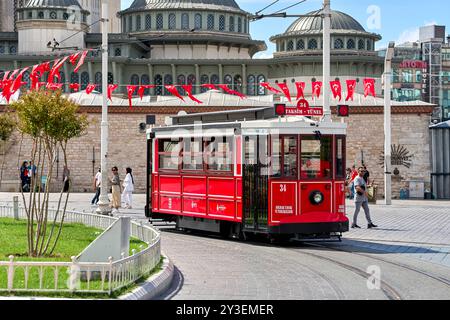 Istanbul, Türkei - 2. September 2024: Die historische rote Straßenbahn auf dem Taksim-Platz in Istanbul ist ein Symbol der Stadt und eine beliebte Attraktion für Touristen. Sie verbindet den Taksim-Platz mit dem Tünel und spiegelt den Charme von Istanbul wider *** die historische rote Straßenbahn auf dem Taksim-Platz in Istanbul ist ein Symbol der Stadt und eine beliebte Attraktion für Touristen. Sie verbindet den Taksim-Platz mit dem Tünel und spiegelt den Charme Istanbuls wider Stockfoto