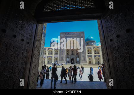 Buchara, Usbekistan - 10. Mai 2019: Hauptplatz Kalyan mit den Touristen im alten Buchara Stockfoto