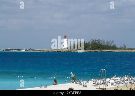 Ein Blick auf das Hog Island Lighhouse in Nassau Bahamas mit stürmischem Meer Stockfoto