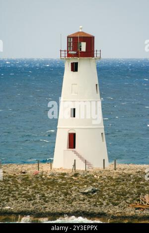 Ein Blick auf das Hog Island Lighhouse in Nassau Bahamas mit stürmischem Meer Stockfoto