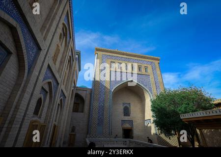 Usbekistan, Chiwa - 10. Mai 2019: Blick auf das Pahlavan Mahmud Museum Stockfoto