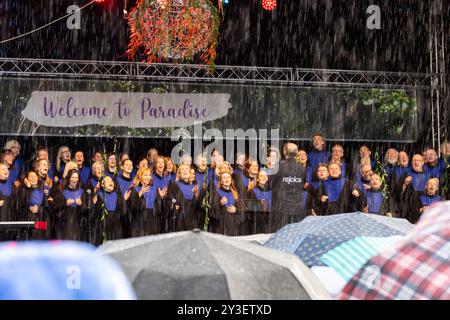 Essen, Deutschland. September 2024. Das Evangelium-Ensemble Freud singt bei strömendem Regen zur Eröffnung des ökumenischen Evangeliums-Kirchentages. (To: „WE Are the World“: Gospel Festival öffnet in Essen) Credit: Justin Brosch/dpa/Alamy Live News Stockfoto