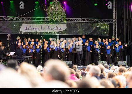 Essen, Deutschland. September 2024. Sängerinnen und Sänger aus dem Evangeliumsensemble freuen sich auf die Bühne, um bei der Eröffnung des ökumenischen Evangeliumstags zu singen. (Zu dpa: 'Wir sind die Welt': Gospel Festival öffnet in Essen) Credit: Justin Brosch/dpa/Alamy Live News Stockfoto