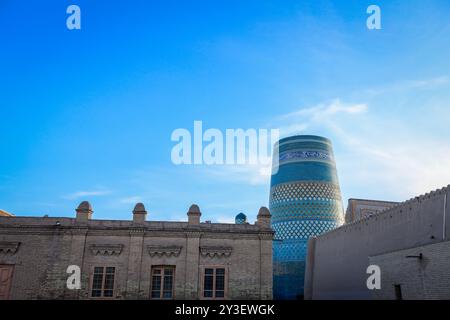 Usbekistan, Chiwa - 10. Mai 2019: Blick auf das Haupt-Minar-Minarett von Kalta in der Altstadt von Chiwa Stockfoto