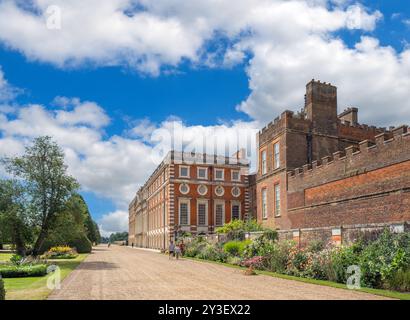 Blick von den East Front Gardens in Richtung East Gate, Hampton Court Palace, Richmond upon Thames, London, England, UK Stockfoto