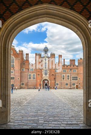 Blick vom Haupteingang in Richtung Base Court, Hampton Court Palace, Richmond upon Thames, London, England, UK Stockfoto