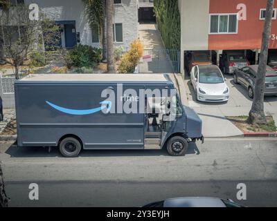 LOS ANGELES, CA - 14. Mai 2024: Amazon Prime Delivery Truck liefert Pakete an ein Gebäude in einer Wohnstraße in West Hollywood, Califo Stockfoto