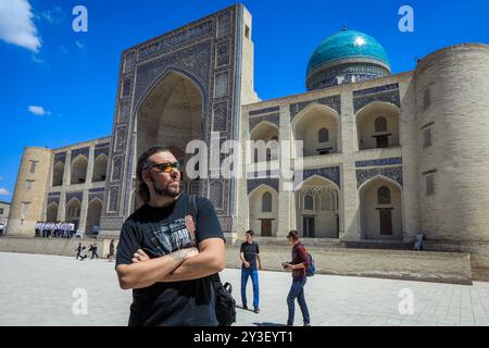 Panoramablick auf die Touristen auf dem Kalyan-Hauptplatz von Buchara, Usbekistan Stockfoto