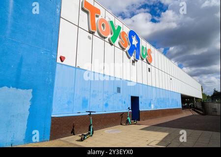 Basildon, Essex, Großbritannien - 11. September 2024: Basildons „Toys 'R' US“-Schild bleibt auf der Seite des Gebäudes, obwohl der Spielwarenladen im 2. Jahrhundert geschlossen wurde Stockfoto