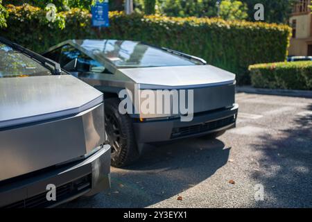 LOS ANGELES – 5. September 2024: Ein paar neue elektrische Pickup-Trucks von Tesla Cybertrucks parkten auf einem Außenparkplatz in West Hollywood, Kalifornien. Stockfoto