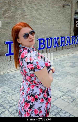 Panoramablick auf die Touristen auf dem Kalyan-Hauptplatz von Buchara, Usbekistan Stockfoto