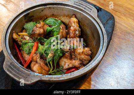 Hähnchen mit drei Tassen, San bei Ji, in einem Metalltopf, traditionelle taiwanesische Küche Stockfoto