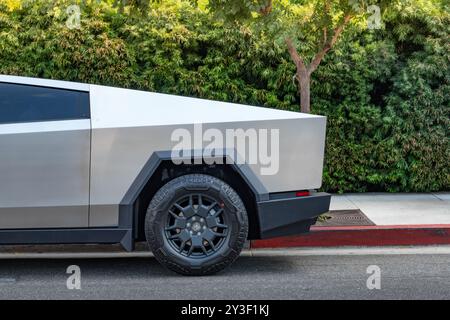 LOS ANGELES - 11. Juli 2024: Tesla Cybertruck parkte auf dem Sunset Blvd in West Hollywood, CA. Nahaufnahme des hinteren Teils des Fahrzeugs. Stockfoto