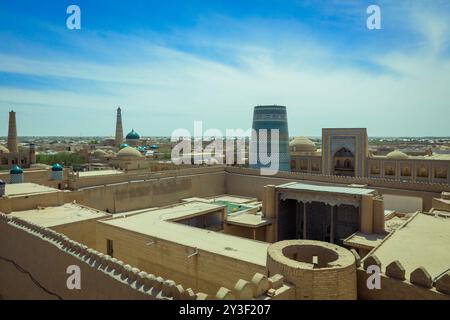 Usbekistan, Chiwa - 10. Mai 2019: Panoramablick auf die Altstadt von Chiwa mit Ichan Kala Stockfoto