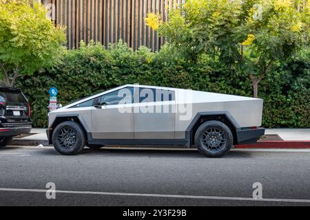 LOS ANGELES - 11. Juli 2024: Tesla Cybertruck parkte am Sunset Blvd in West Hollywood, CA Stockfoto