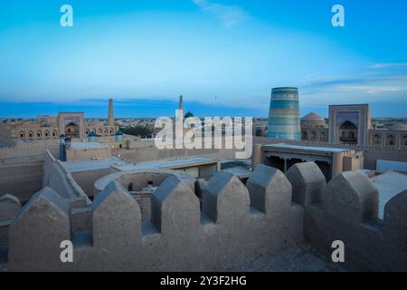 Usbekistan, Chiwa - 10. Mai 2019: Panoramablick auf die Altstadt von Chiwa mit Ichan Kala Stockfoto