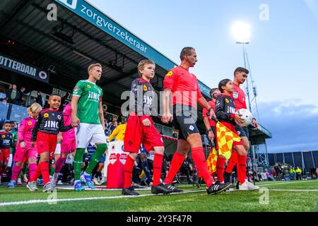 Rotterdam, Niederlande. September 2024. ROTTERDAM, 13.09.2024, Van Donge en de Roo Stadium, Niederländisch Keuken Kampioen Divisie, Saison 2024/2025, Fußball. Übereinstimmung zwischen Excelsior und Telstar. Feldeintrag beider Teams und die Gutschrift für das Schiedsrichterverfahren: Pro Shots/Alamy Live News Stockfoto